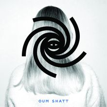 Text "OUM SHATT" in Blau. Schwarz-weißes Foto einer Person von hinten mit spiralförmigem Logo über dem Kopf.