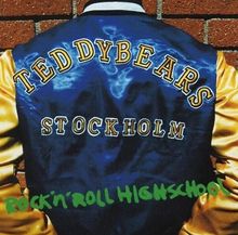 Auf einer blauen Jacke steht "TEDDYBEARS STOCKHOLM" in gelben Buchstaben, darunter "ROCK'N'ROLL HIGH SCHOOL" in Grün.