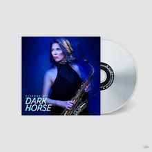 Text: "Susanne Alt - Dark Horse". Frau mit Saxophon, beleuchtet in blauem Licht auf einem Vinylcover.