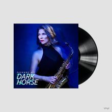 Text: "SUSANNE ALT DARK HORSE." Eine Frau in blauem Licht hält ein Saxophon, daneben eine schwarze Schallplatte.