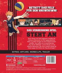 "Betritt das Feld für den Showdown!" und "Das verheißene Spiel steht an." Anime-Charakter springt mit Volleyball.