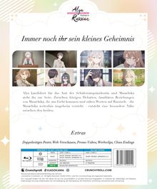 "Alya Sometimes Hides Her Feelings in Russian." Bilder: Mädchen und Junge in Schuluniformen, unterschiedliche Szenen.