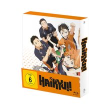 Aufschrift: "Haikyu!!" und "FSK ab 6 freigegeben". Illustration von Volleyballspielern in schwarzen und orangenen Trikots.