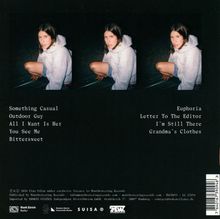 Texte: "Something Casual", "Outdoor Guy", "All I Want Is Her", "You See Me", "Bittersweet", "Euphoria", "Letter To The Editor", "I'm Still There", "Grandma's Clothes". Drei ähnliche Fotos einer Person in weißem Hoodie und Shorts.