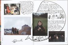 Texte in Sprechblasen über Musik, Spaziergang im Wald, Erinnerungen. Fotos von Musikern, Bergen, einer lächelnden Person und Schwimmern. Illustrationen von Instrumenten und Natur.
