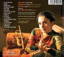 Texte im Bild: Liedtitel und Musiker in einer Liste. Links eine Trompete, rechts eine Frau in buntem Outfit auf einem Sofa.