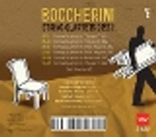 Es sind Titel und Namen von Boccherini-Gitarrenwerken auf gelbem Hintergrund. Illustration: Mensch trägt Notenblätter und Gitarre.