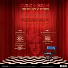 "Living the Dream: Music from David Lynch's Films" steht oben vor einem roten Vorhang mit einem Regiestuhl.