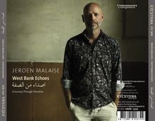 "Jeroen Malaise, West Bank Echoes, A Journey Through Palestine." Ein Mann steht vor einer schlichten Wand, trägt ein gemustertes Hemd.