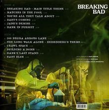 Trackliste mit Titeln von "Breaking Bad". Im Hintergrund zwei Personen in gelben Schutzanzügen im Labor.