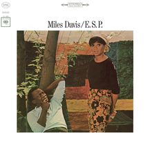 Text: Miles Davis / E. S. P.  
Ein Mann und eine Frau im Freien, umgeben von Bäumen und bunter Mauer.