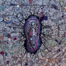 Illustration eines Sarges im Weltraumstil auf bunter, gesprenkelter Oberfläche. Linien strahlen von der Mitte aus.