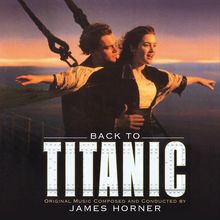 "BACK TO TITANIC" und "ORIGINAL MUSIC COMPOSED AND CONDUCTED BY JAMES HORNER". Ein Paar auf einem Schiff mit ausgebreiteten Armen.