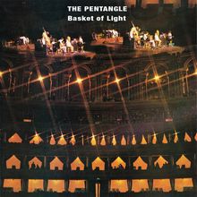 Text: "THE PENTANGLE Basket of Light". Eine Bühne mit Musikern und Lichtern in einer großen Konzertarena.