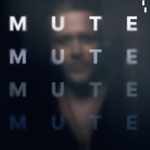 Text: "MUTE" unscharf wiederholt. Dahinter verschwommene Silhouette einer Person.