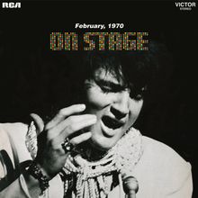Der Text "February, 1970" und "ON STAGE" steht auf einem Cover. Ein Sänger in Aktion, Mikrofon in der Hand.