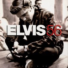 Text: "ELVIS 56". Ein Mann sitzt nachdenklich mit gekreuzten Armen, in schwarz-weiß gehalten.