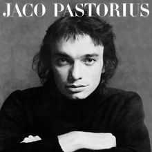 Oben steht „JACO PASTORIUS“. Ein Mann mit ernstem Gesichtsausdruck und dunklem Rollkragenpullover schaut direkt nach vorn.