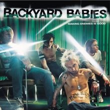 "BACKYARD BABIES", "MAKING ENEMIES IS GOOD". Vier tätowierte Männer in entspannter Pose vor einem grünen Vorhang.