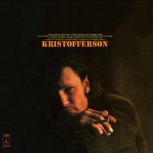 "Kris Kristofferson" steht in großen, orangefarbenen Buchstaben. Ein nachdenklicher Mann mit einer Zigarette im Halbschatten.