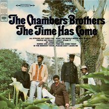 "The Chambers Brothers, The Time Has Come" stehen oben. Darunter Songtitel. Fünf Personen vor Bäumen und Pflanzen.