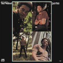 "Bill Withers", "Still Bill". Vier Fotos eines Mannes: nahes Portrait, verschränkt stehend, in Natur, an Gebäude gelehnt.