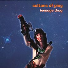 „sultans of ping teenage drug“ steht oben. Ein junger Mann im Weltraumhintergrund zielt mit einer Spielzeugwaffe.
