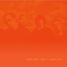 "SEVEN MARY THREE * ORANGE AVE." Unten in einem orangefarbenen Bild mit schemenhaften Personen im Hintergrund.
