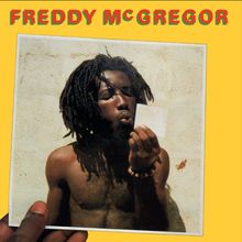 FREDDY McGREGOR steht oben, farbig. Darunter ist ein Mann mit Dreadlocks, der eine weiße Karte hält.