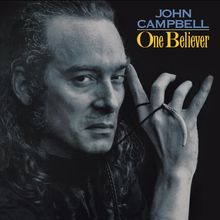 "John Campbell" und "One Believer" in blauer und gelber Schrift. Ein Mann mit langen Haaren und ernster Miene.