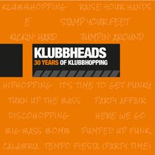 Logo mit dem Text "KLUBBHEADS 30 YEARS OF KLUBBHOPPING" auf orangefarbenem Hintergrund, umgeben von Songtiteln.