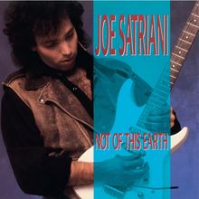 "JOE SATRIANI" und "NOT OF THIS EARTH" in roten Buchstaben. Ein Mann spielt eine elektrische Gitarre.