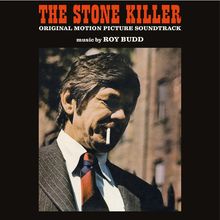 „The Stone Killer Original Motion Picture Soundtrack, music by Roy Budd“. Ein Mann im Anzug mit einer Zigarette im Mund.