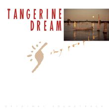 "TANGERINE DREAM", "shy people". Ein Boot auf ruhigem Wasser bei Sonnenuntergang. Minimalistische Gestaltung.