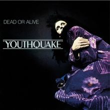 „DEAD OR ALIVE“, „YOUTHQUAKE“. Person in violett gemustertem Outfit, sitzend mit geneigtem Kopf.