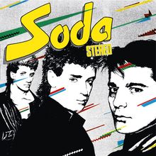 „Soda Stereo“ in gelben Buchstaben, drei Männer in Schwarz-Weiß, bunte diagonale Linien im Hintergrund.