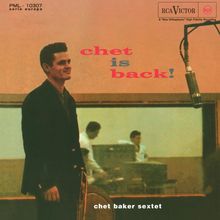 „chet is back!“ in rosa und blau, „chet baker sextet“ in weiß. Ein Mann mit Trompete neben einem Mikrofon.