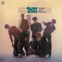 Albumcover mit Liedtiteln oben links. "Younger Than Yesterday". Männer in Anzügen, manche mit Hüten, posieren.