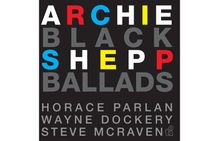 Text: "ARCHIE SHEPP BLACK BALLADS HORACE PARLAN WAYNE DOCKERY STEVE MCRAVEN". Farben: Weiß, Rot, Gelb, Blau, Grau.