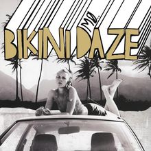 Text: "BIKINI DAZE". Eine Frau liegt entspannt auf dem Dach eines Autos, im Hintergrund Palmen und Berge.