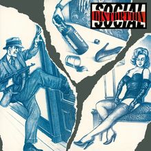 "Social Distortion" in rotem Text. Illustration: ein Mann mit Waffe, eine Frau mit Strapsen, zerrissenes Papier-Design.