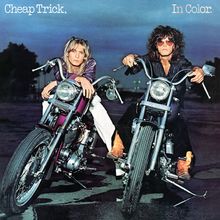 "Cheap Trick, In Color." Zwei Menschen sitzen lässig auf Motorrädern, dahinter eine abendliche Szenerie.