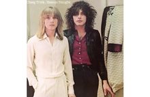 Text: "Cheap Trick / Heaven Tonight". Zwei Männer, einer in weiß, der andere in rotem Hemd und Lederjacke, stehen nebeneinander.