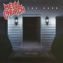 "METAL CHURCH", "THE DARK" oben, "WELCOME" auf Fußmatte. Offene Tür, schummrig beleuchtet, Nebel, zwei leuchtende Augen im Inneren.