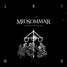 „MIDSOMMAR“, „ORIGINAL SCORE BY BOBBY KRLIC“. Illustration: Menschenkreis um eine traditionelle Stange.