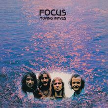 „FOCUS MOVING WAVES“ über lila schimmerndem Wasser, darunter vier Männerköpfe.