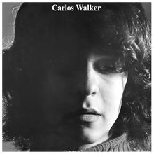 Text oben: "Carlos Walker". Gesicht einer nachdenklichen Person im Halbschatten.