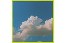 Text „FREE“ auf weißen Wolken vor klarem blauen Himmel, eingerahmt von einem gelben Rand.