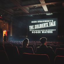 Text: "IGOR STRAVINSKY’S THE SOLDIER’S TALE WITH NEW NARRATION ADAPTED AND PERFORMED BY ROGER WATERS." Kino mit rotem Plüschsitzen.