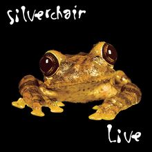 Oben "Silverchair", unten "Live". In der Mitte ein detailreicher, goldbrauner Frosch auf schwarzem Hintergrund.